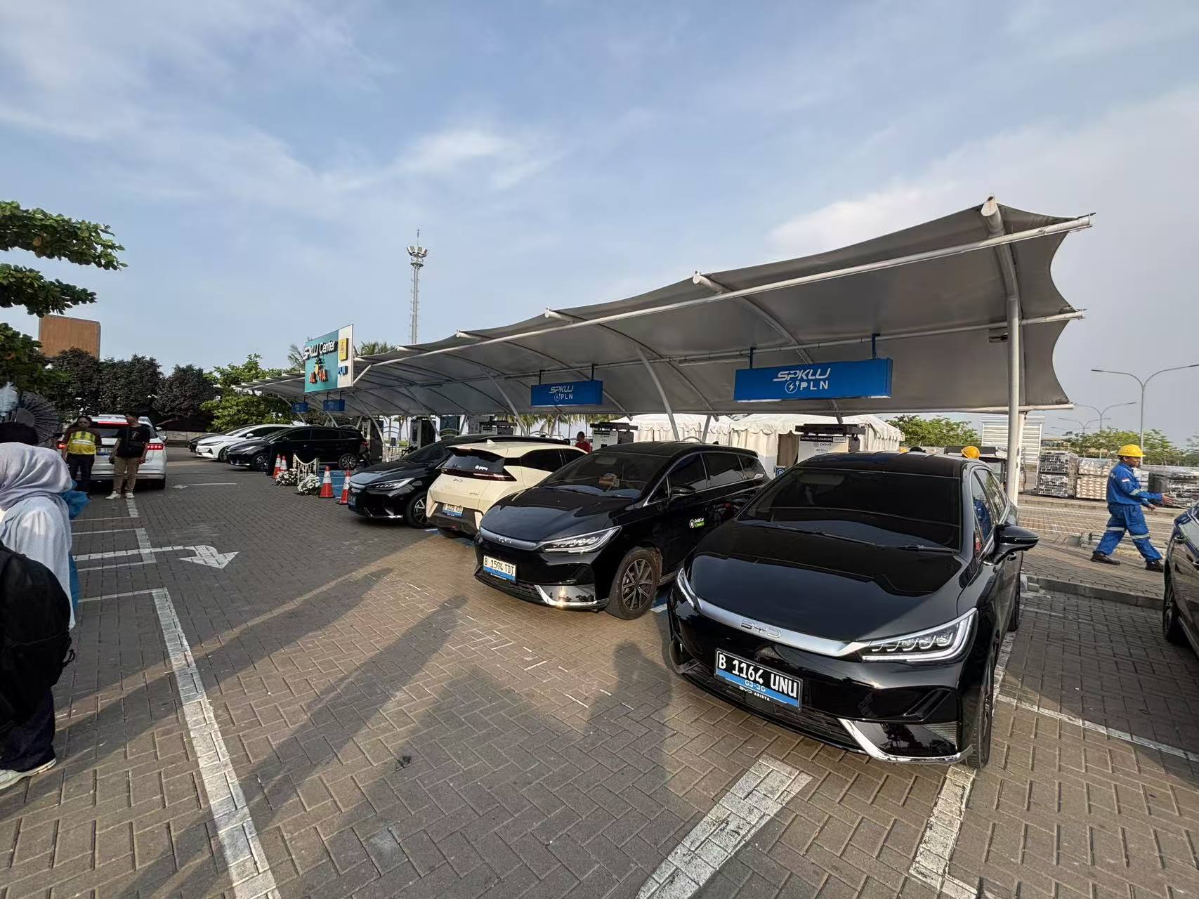 Carregamento de veículos elétricos na estação Aloha